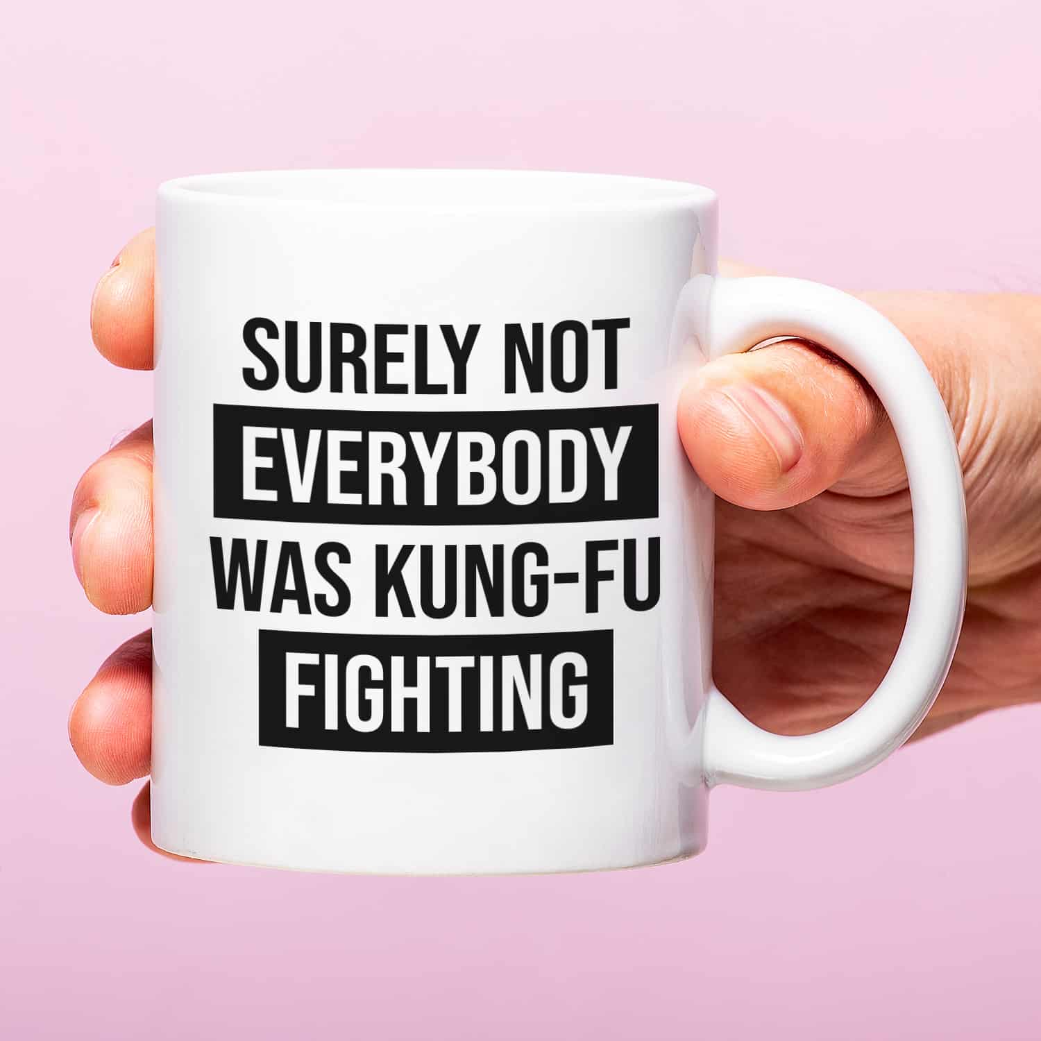 Mok met Tekst ‘’Surely not everybody was kung-fu fighting’’ | Materiaal: Keramiek | 33 cl | Mok met Tekst | Koffie Mok | Grappige Cadeau | Vaatwasser bestendig | Humor | Mok met grappige tekst