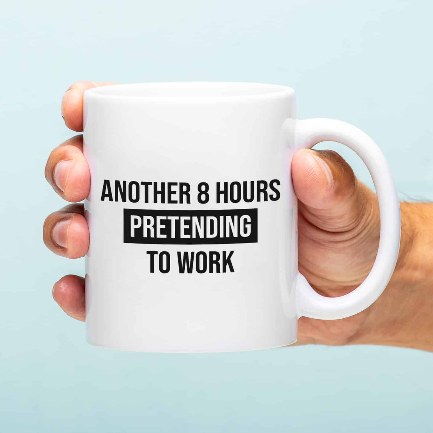 Mok met Tekst ‘’Another 8 hours pretending to work’’ | Materiaal: Keramiek | 33 cl | Mok met Tekst | Koffie Mok | Grappige Cadeau | Vaatwasser bestendig | Humor | Mok met grappige tekst