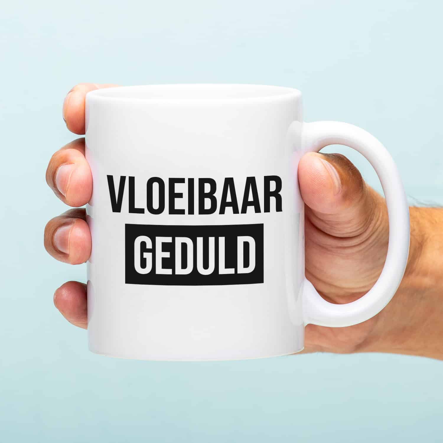 Mok met Tekst ‘’Vloeibaar geduld’’ | Materiaal: Keramiek | 33 cl | Mok met Tekst | Koffie Mok | Grappige Cadeau | Vaatwasser bestendig | Humor | Mok met grappige tekst