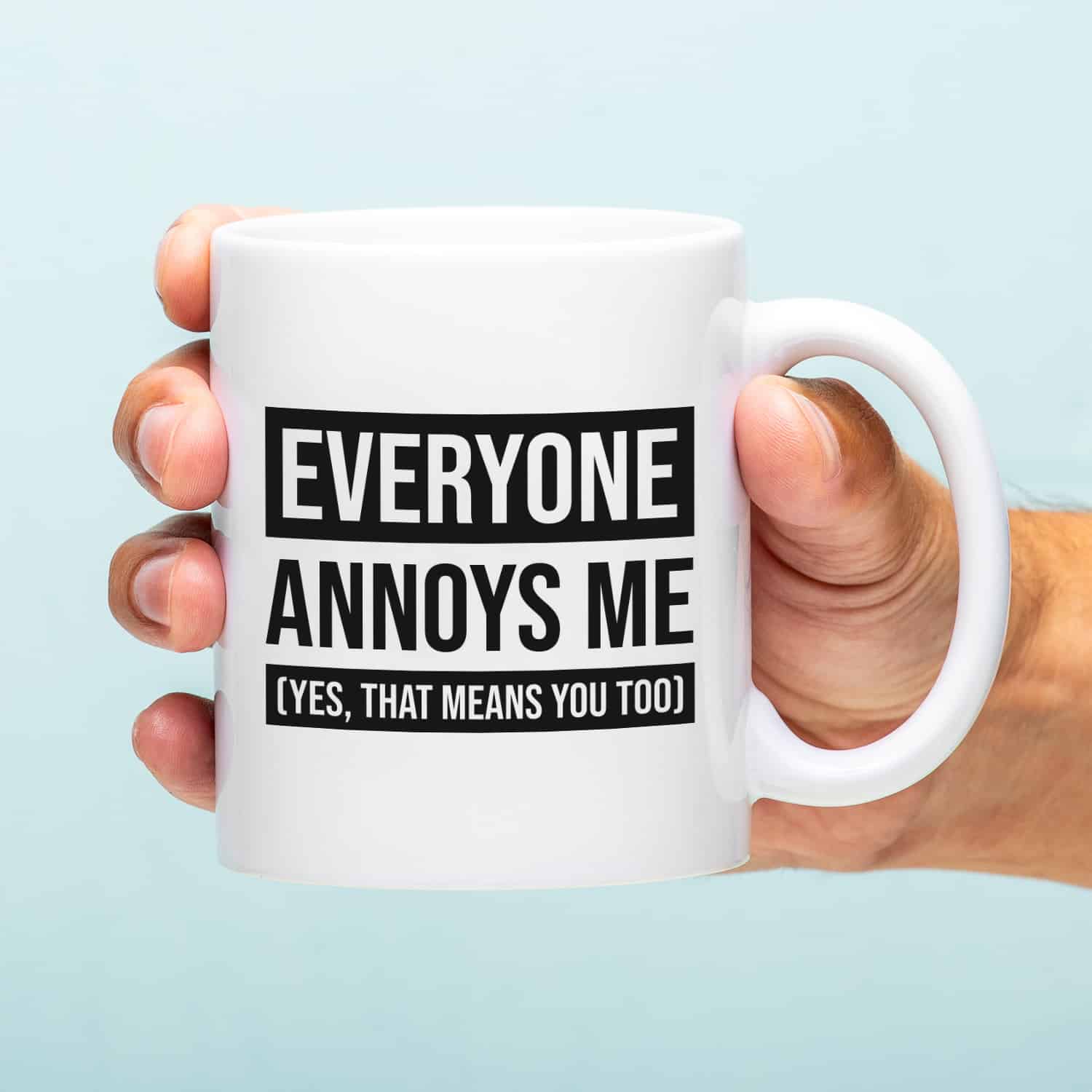 Mok met Tekst ‘’Everyone annoys me’’ | Materiaal: Keramiek | 33 cl | Mok met Tekst | Koffie Mok | Grappige Cadeau | Vaatwasser bestendig | Humor | Mok met grappige tekst