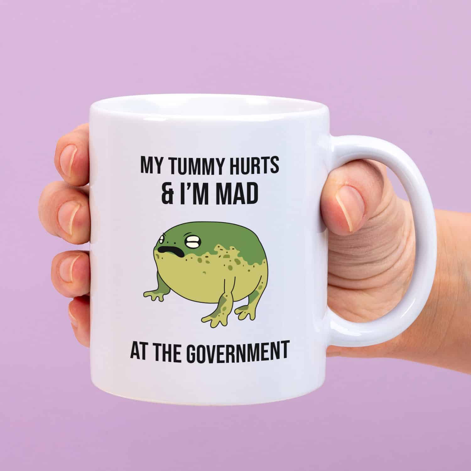 Mok met Tekst ‘’My tummy hurts and I'm mad at the government’’ | Materiaal: Keramiek | 33 cl | Mok met Tekst | Koffie Mok | Grappige Cadeau | Vaatwasser bestendig | Humor | Mok met grappige tekst