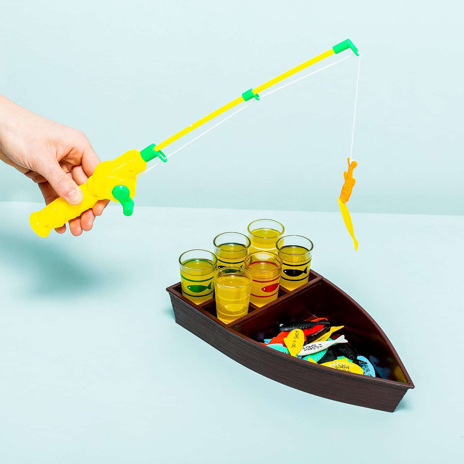 Vis drankspel met shotglaasjes