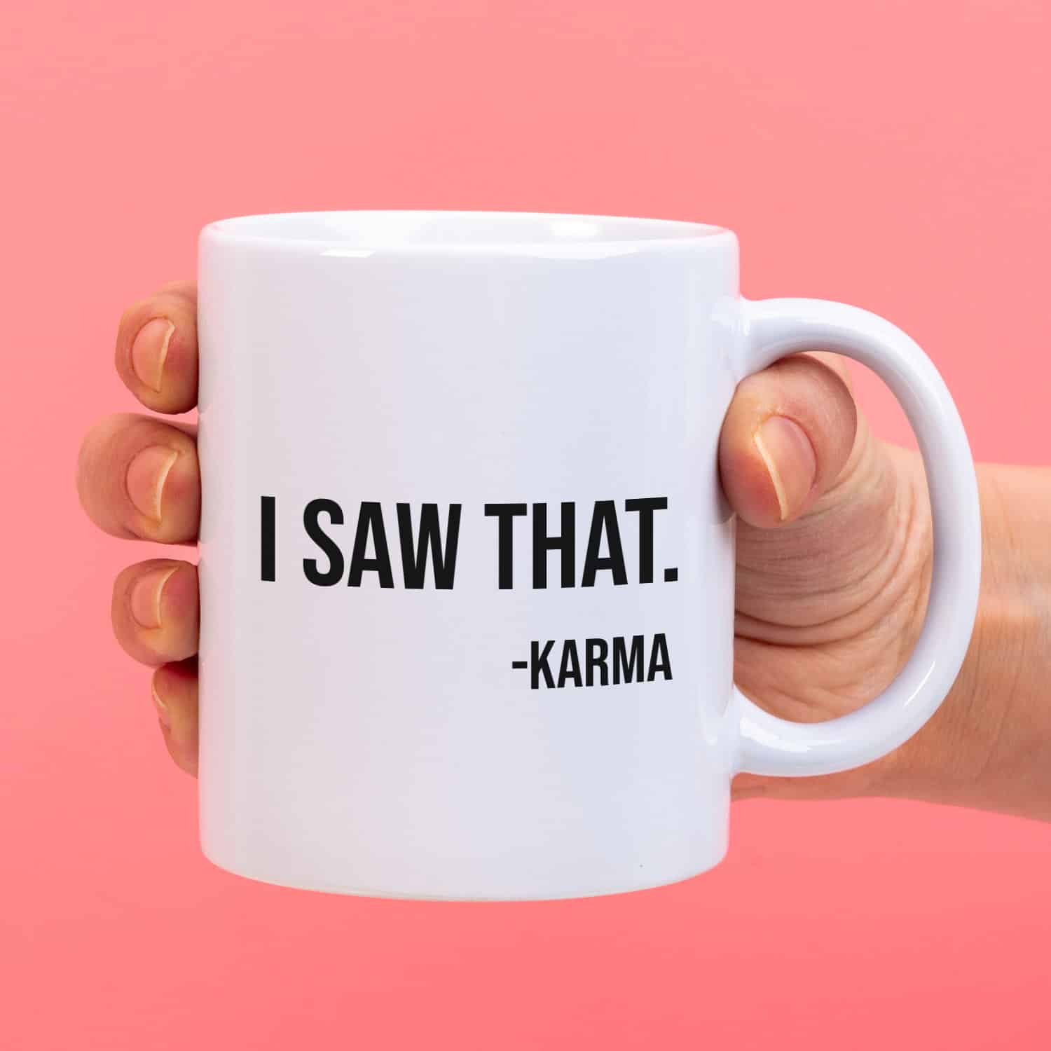 Mok met Tekst ‘’I saw that karma’’ | Materiaal: Keramiek | 33 cl | Mok met Tekst | Koffie Mok | Grappige Cadeau | Vaatwasser bestendig | Humor | Mok met grappige tekst
