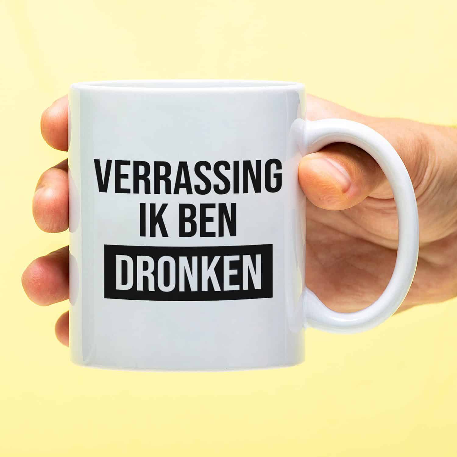 Mok met Tekst ‘’Verrassing ik ben dronken’’ | Materiaal: Keramiek | 33 cl | Mok met Tekst | Koffie Mok | Grappige Cadeau | Vaatwasser bestendig | Humor | Mok met grappige tekst