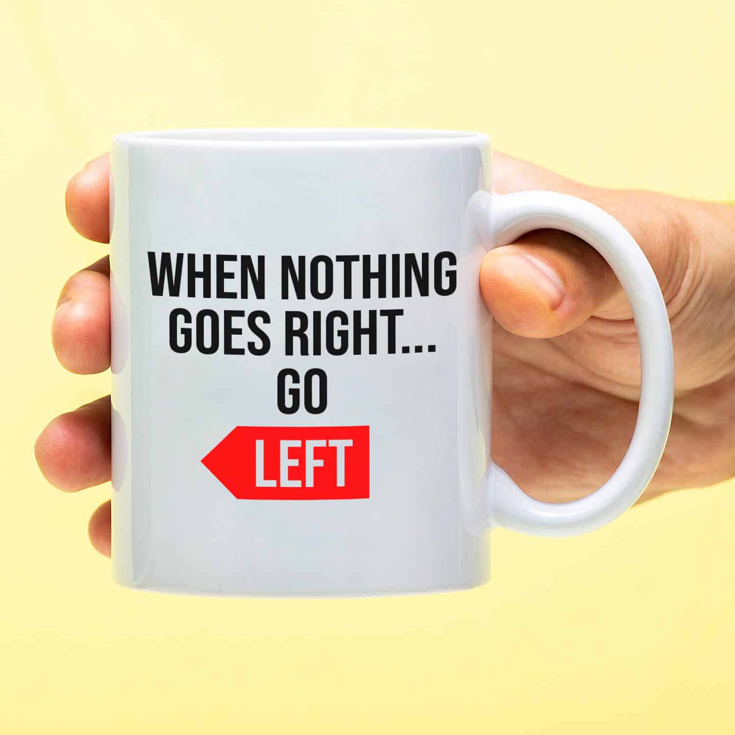 Mok met Tekst ‘’When nothing goes right... go left’’ | Materiaal: Keramiek | 33 cl | Mok met Tekst | Koffie Mok | Grappige Cadeau | Vaatwasser bestendig | Humor | Mok met grappige tekst