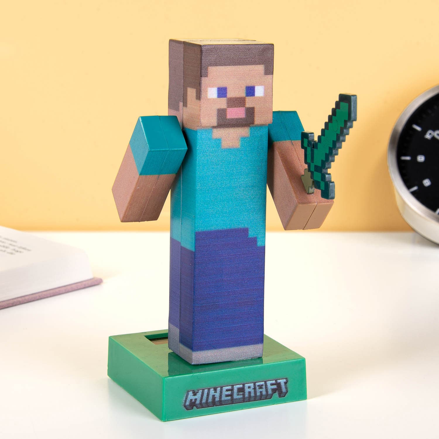 Minecraft Steve poppetje op zonne-energie