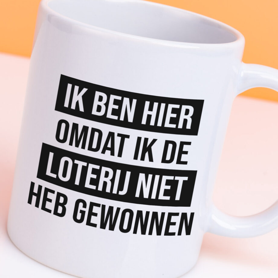 Mok Ik ben hier omdat ik de loterij niet heb gewonnen