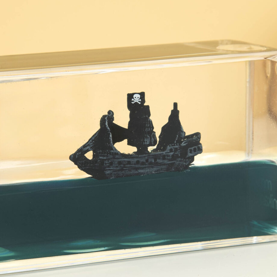 Onzinkbaar piratenschip in fles