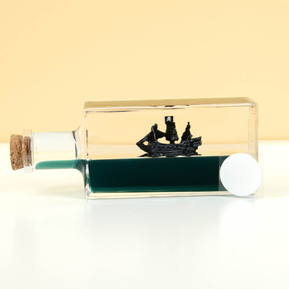 Onzinkbaar piratenschip in fles