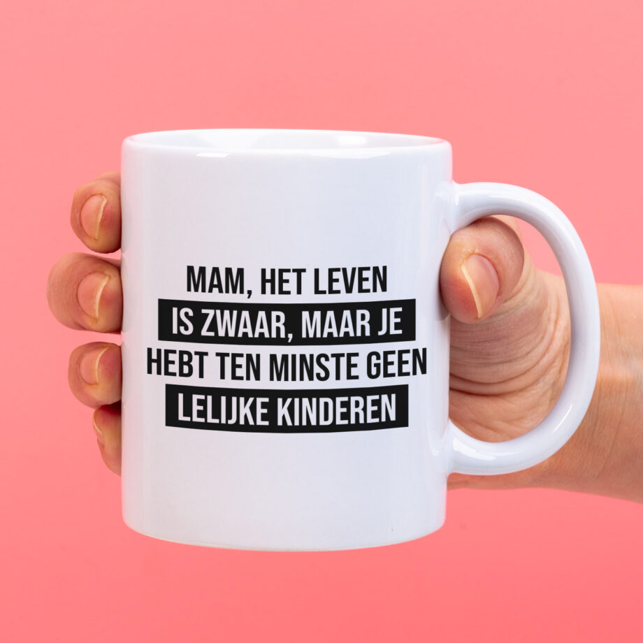 Mok met Tekst ‘’Mam het leven is zwaar’’ | Materiaal: Keramiek | 33 cl | Mok met Tekst | Koffie Mok | Grappige Cadeau |  Vaatwasser bestendig | Humor | Mok met grappige tekst