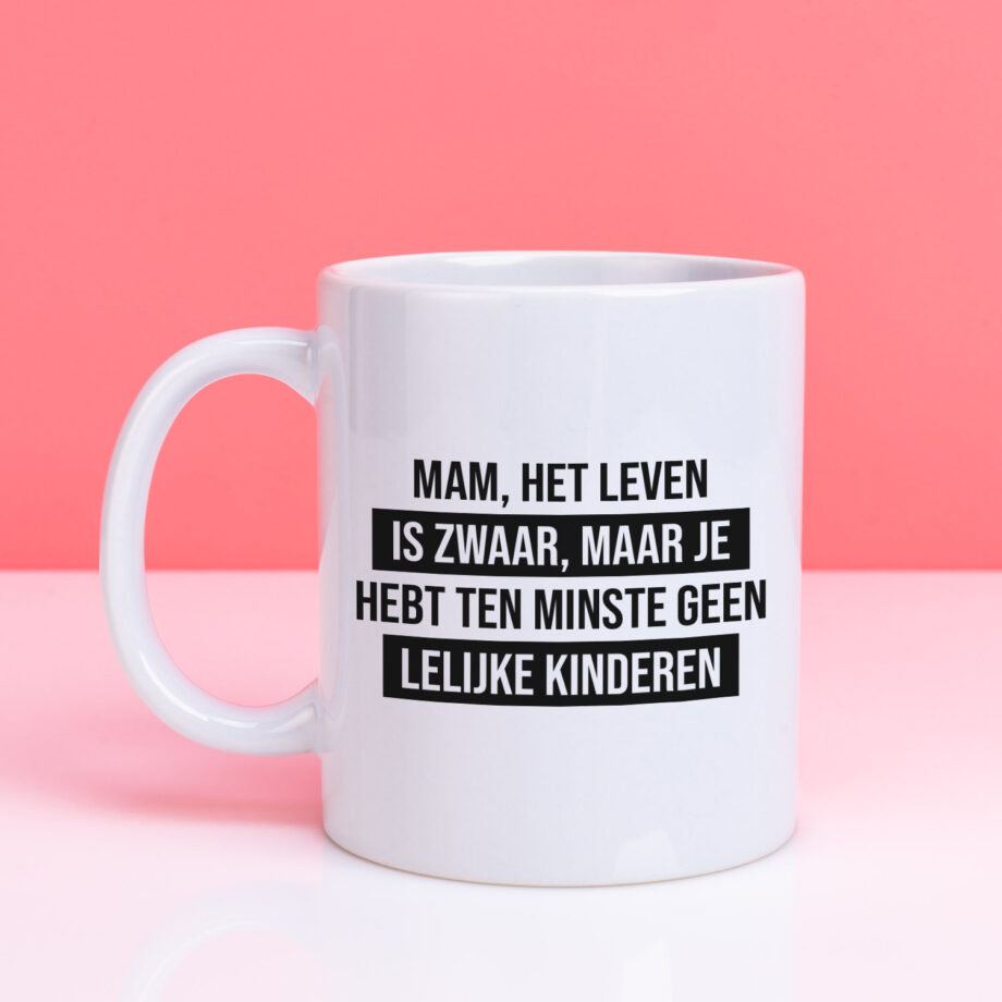 Mok met Tekst ‘’Mam het leven is zwaar’’ | Materiaal: Keramiek | 33 cl | Mok met Tekst | Koffie Mok | Grappige Cadeau |  Vaatwasser bestendig | Humor | Mok met grappige tekst