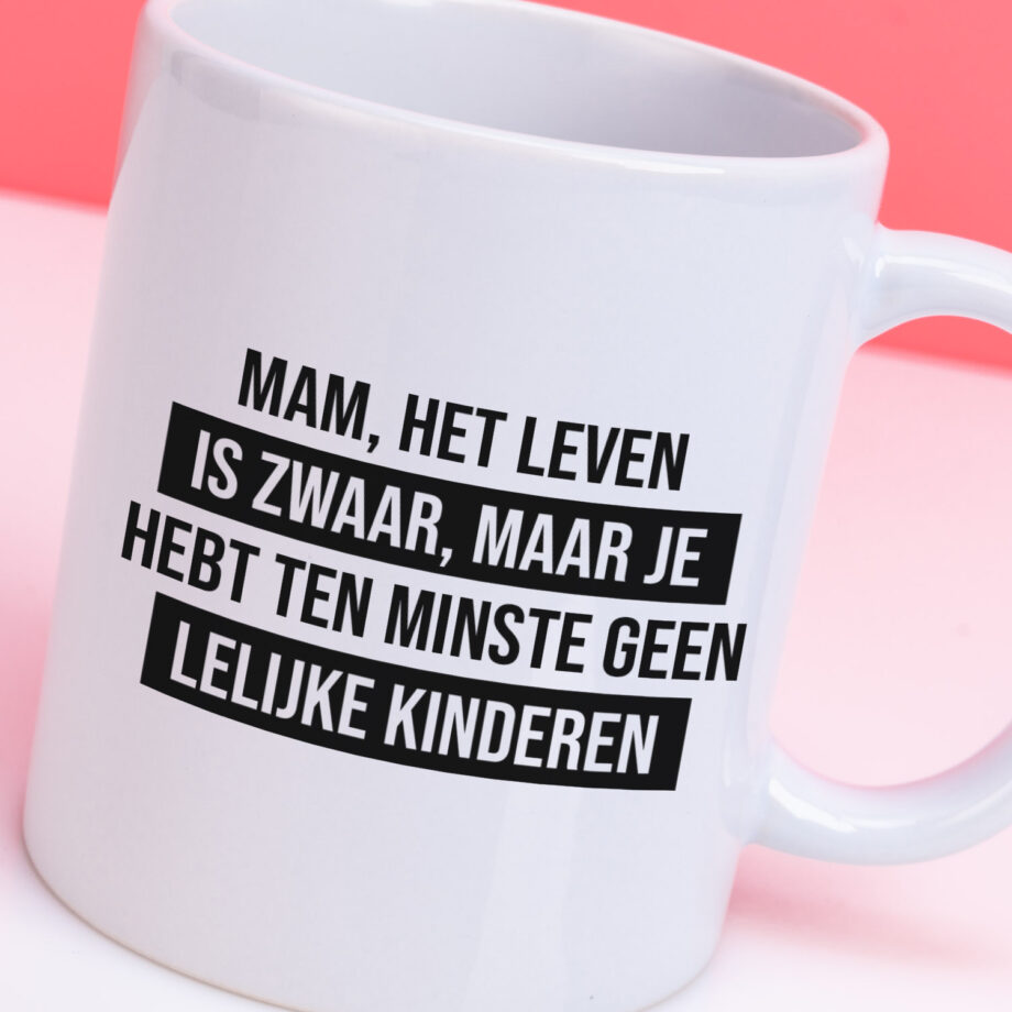 Mok met Tekst ‘’Mam het leven is zwaar’’ | Materiaal: Keramiek | 33 cl | Mok met Tekst | Koffie Mok | Grappige Cadeau |  Vaatwasser bestendig | Humor | Mok met grappige tekst