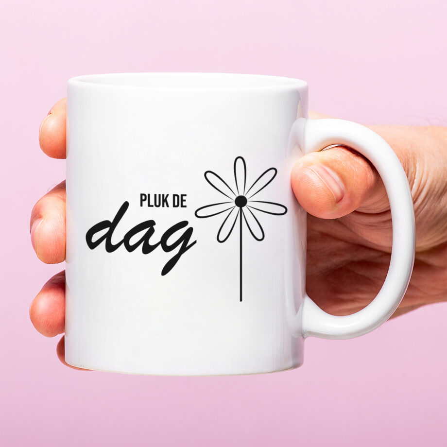 Mok met Tekst ‘’Pluk de dag’’ | Materiaal: Keramiek | 33 cl | Mok met Tekst | Koffie Mok | Grappige Cadeau |  Vaatwasser bestendig | Humor | Mok met grappige tekst