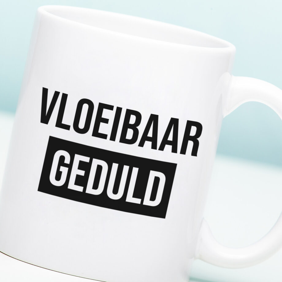 Mok met Tekst ‘’Vloeibaar geduld’’ | Materiaal: Keramiek | 33 cl | Mok met Tekst | Koffie Mok | Grappige Cadeau |  Vaatwasser bestendig | Humor | Mok met grappige tekst