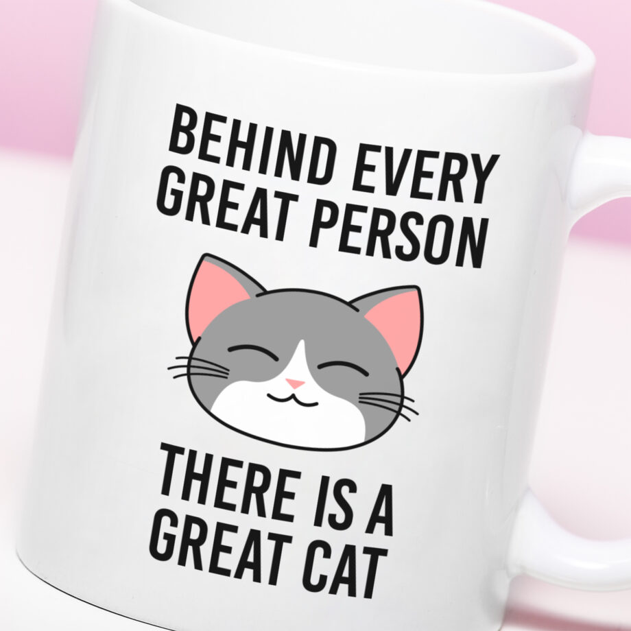 Mok met Tekst ‘’Behind every great person’’ | Materiaal: Keramiek | 33 cl | Mok met Tekst | Koffie Mok | Grappige Cadeau |  Vaatwasser bestendig | Humor | Mok met grappige tekst