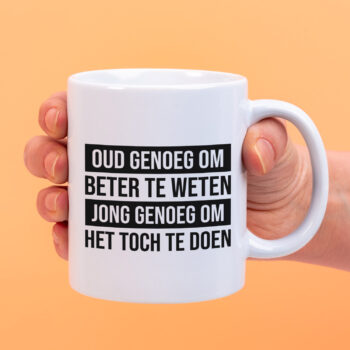 Mok met Tekst ‘’Oud genoeg’’ | Materiaal: Keramiek | 33 cl | Mok met Tekst | Koffie Mok | Grappige Cadeau | Vaatwasser bestendig | Humor | Mok met grappige tekst