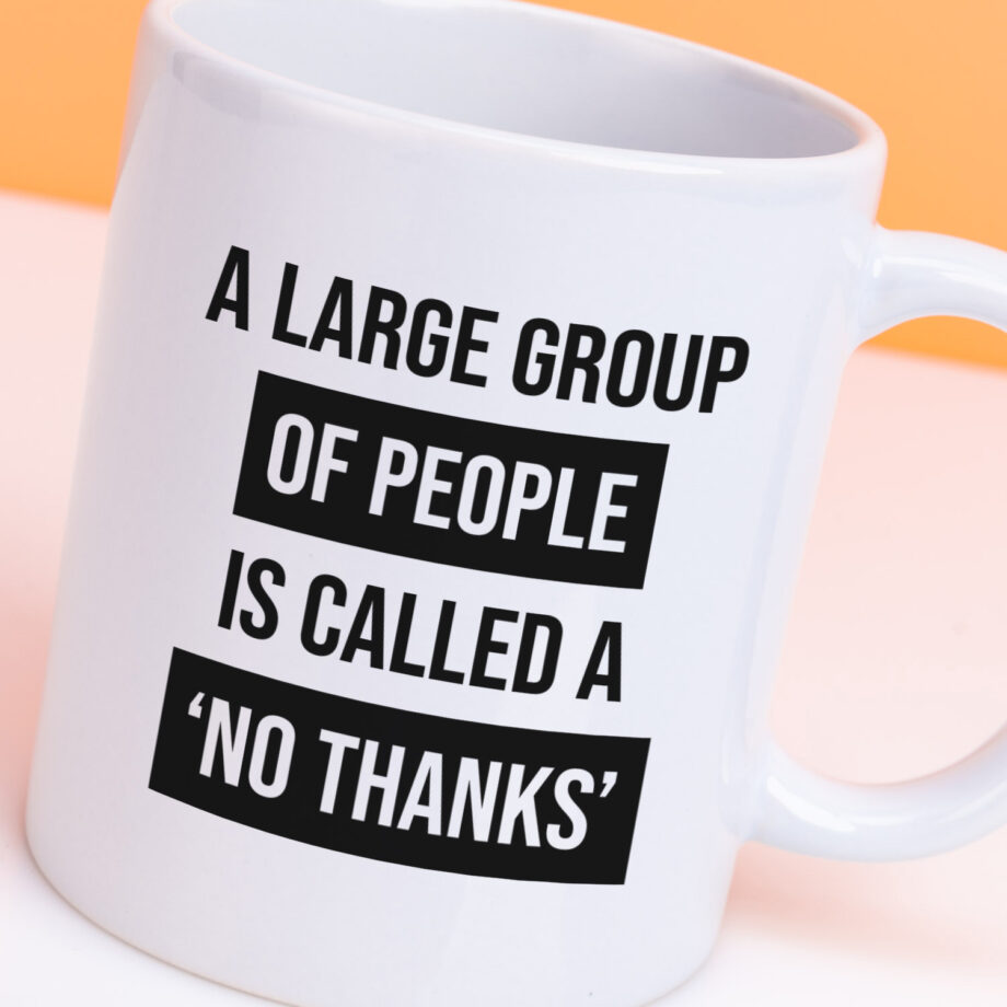 Mok met Tekst ‘’A large group of people’’ | Materiaal: Keramiek | 33 cl | Mok met Tekst | Koffie Mok | Grappige Cadeau |  Vaatwasser bestendig | Humor | Mok met grappige tekst