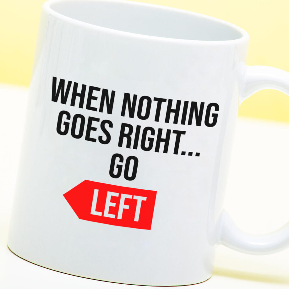 Mok met Tekst ‘’When nothing goes right... go left’’ | Materiaal: Keramiek | 33 cl | Mok met Tekst | Koffie Mok | Grappige Cadeau |  Vaatwasser bestendig | Humor | Mok met grappige tekst